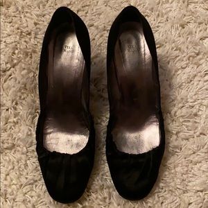 Satin Vera Wang round square toe Pumps / Heels